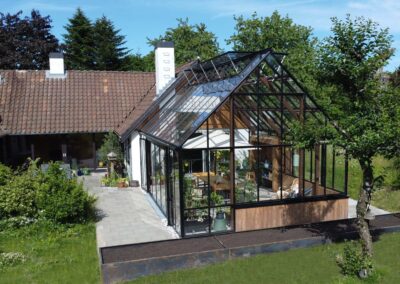 Leverum orangeri foldedør terrasse træ udestue tilbygning landejendom drivadan rasmus jensen arkitekt maa