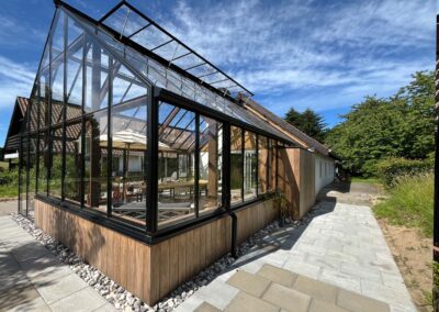 Leverum orangeri foldedør terrasse træ udestue tilbygning landejendom drivadan rasmus jensen arkitekt maa