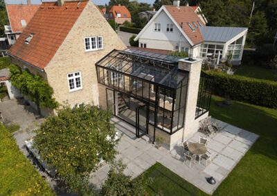 orangeri med terrasse og skorsten