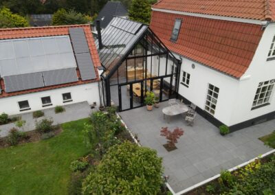 Orangeri med have og terrasse