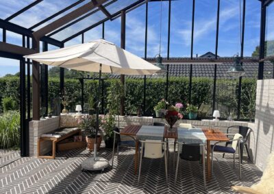 Det-franske-orangeri-foldedoer-terrasse-mursten-udestue-tilbygning-sildeben