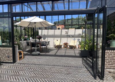 Det-franske-orangeri-foldedoer-terrasse-mursten-udestue-tilbygning-sildeben